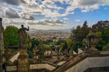Braga, Portekiz - 09: 29: 2022: Bom Jesus do Monte Mabedi 'ndeki ünlü barok merdiveni, popüler bir seyahat ve manzara merkezi..