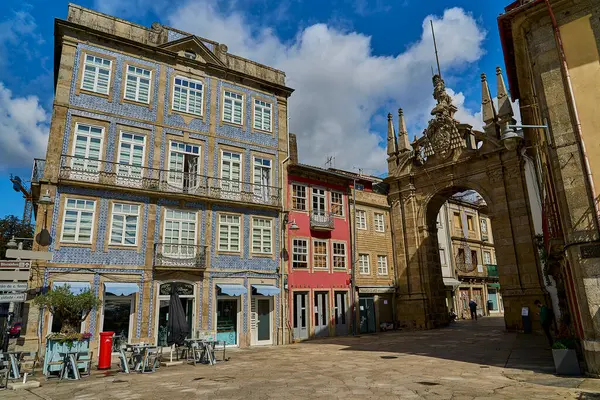 Braga, Portekiz - 09 29 2022: Portekiz 'in Braga kentindeki şehir merkezinin mimarisi ve binaları.