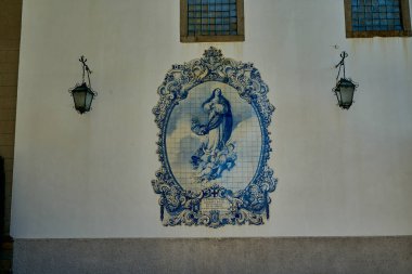 Guimaraes, Portekiz - 09: 30 2022: Eski Carmo Kilisesi ve Manastırı 'nın duvarında mavi ve beyaz Portekiz kiremitlerinin tipik ve geleneksel süslemesi Bakire Meryem.