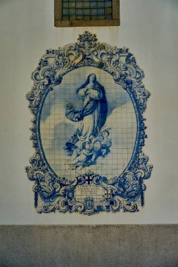 Guimaraes, Portekiz - 09: 30 2022: Eski Carmo Kilisesi ve Manastırı 'nın duvarında mavi ve beyaz Portekiz kiremitlerinin tipik ve geleneksel süslemesi Bakire Meryem.