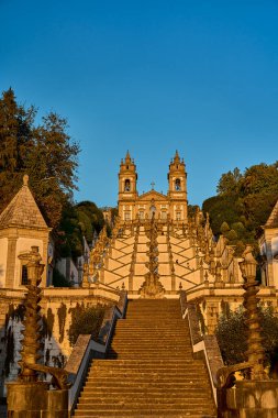 Braga, Portekiz - 09: 29: 2022: Bom Jesus do Monte Mabedi 'ndeki ünlü barok merdiveni, popüler bir seyahat ve manzara merkezi..