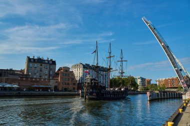 Gdansk, Polonya - 06 26 2023: Polonya 'nın Motlawa nehri üzerinde tarihi güzel bir kasabası olan Gdansk şehir merkezinde korsan gemisi ve atlıkarınca.