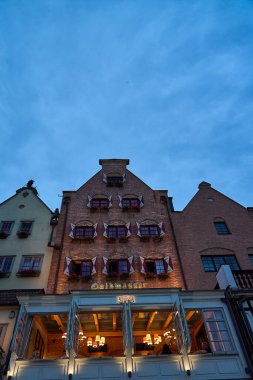 Gdansk, Polonya - 06: 26: 2023: Polonya 'nın Danzig kentindeki tarihi Gdansk şehrinin tarihi binaları ile aydınlandı.