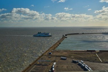 Dover, İngiltere - 02 26 2023: Dover feribot limanının ticari rıhtımı, İngiltere ve Fransa arasındaki Kent kanalı boyunca beyaz kayalıkların eteklerinde bir liman..