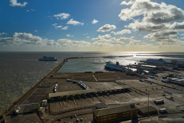 Dover, İngiltere - 02 26 2023: Dover feribot limanının ticari rıhtımı, İngiltere ve Fransa arasındaki Kent kanalı boyunca beyaz kayalıkların eteklerinde bir liman..