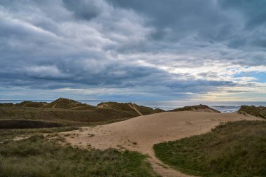 El imzalı ve etiketli taşlar Tatlı Su 'nun batısındaki kum tepeciğine, Galler kıyısı boyunca bir plaja ve Harry Potter filmlerindeki ev elfi Dobby' nin mezarı olarak bilinen yere..