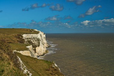 Dover 'in beyaz uçurumları İngiltere' nin Kent kıyısı boyunca Fransa ve İngiltere arasındaki kanalda kar beyazı tebeşirle ünlü bir kaya formasyonudur..