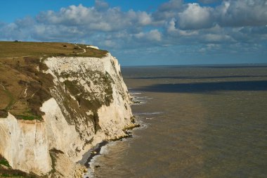 Dover 'in beyaz uçurumları İngiltere' nin Kent kıyısı boyunca Fransa ve İngiltere arasındaki kanalda kar beyazı tebeşirle ünlü bir kaya formasyonudur..
