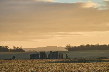 Stonehenge, İngiltere 'nin Wiltshire kentindeki Salisbury Ovası' nda rahipler tarafından inşa edilmiş megalitik bir kaya dairesinin gizemli tarih öncesi anıtı..