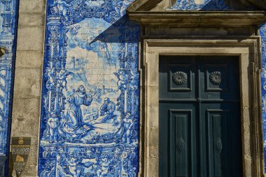 Porto, Portekiz - 10 23 2022: Azulejo adı verilen geleneksel beyaz ve mavi fayanslar, Portekiz kültürünün bir parçası, eski Ruh Şapeli 'nin duvarlarını dekore ediyor..