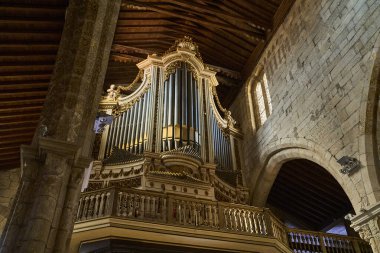 Guimaraes, Portekiz - 09: 30 2022: UNESCO 'nun Eski Guimaraes kasabasındaki Nossa Senhora da Oliveira kilisesindeki eski tarihi boru organları.