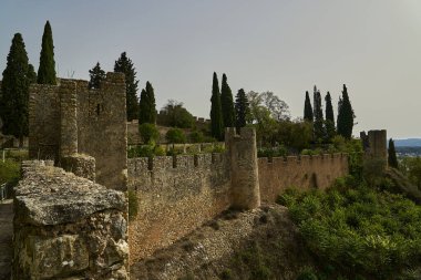 Tomar, Portekiz - 10 05 2022: Tomar 'ın eski templar kalesinde bahçe, tarihi bir ortaçağ tahkimatı..
