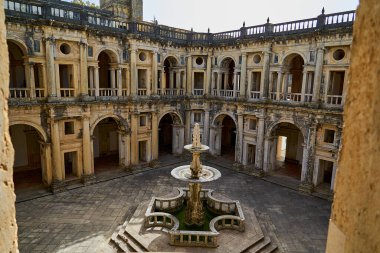 Tomar, Portekiz - 10 05 2022: Tomar 'ın eski templar kalesi, şehre tepeden bakan tarihi bir ortaçağ kalesi..