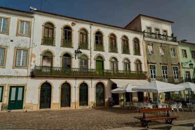 Tomar, Portekiz - 10 05 2022: Portekiz 'in tarihi ortaçağ tempo kalesi olarak bilinen Tomar kentinin merkezi..