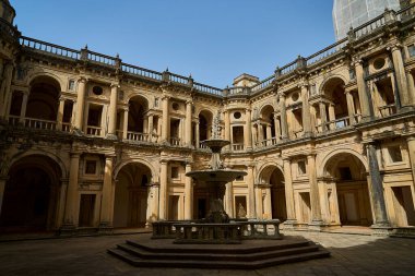 Tomar, Portekiz - 10 05 2022: Tomar 'ın eski templar kalesi, şehre tepeden bakan tarihi bir ortaçağ kalesi..