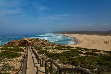 Praia Do Bordeira Sahili 'ne Tahta Yürüyüş Portekiz' in Algarve bölgesindeki Atlantik Okyanusu 'nun engebeli kıyı şeridi boyunca ünlü bir sörf noktası..