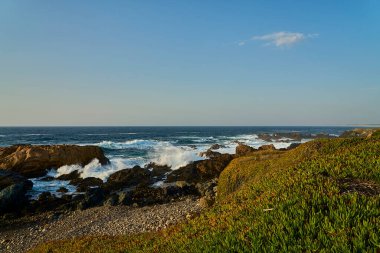 Dalgalar Peniche yakınlarındaki Portekiz 'in engebeli ve kayalık kıyı şeridini ezip geçiyor. Bu bölge sörfçülüğüyle ünlüdür..