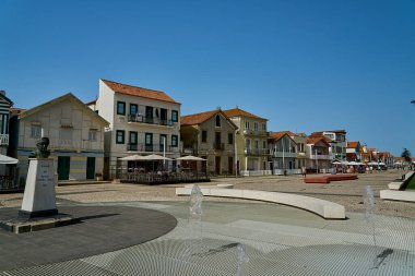 Portekiz 'in Atlantik Okyanusu kıyısındaki balıkçı köyü Costa Nova boyunca uzanan ünlü renkli çizgili evler..