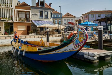Aveiro, Portekiz - 10 23 2022: Portekiz, Aveiro kanalında geleneksel renkli tekneler. Aveiro 'da renkli Moliceiro tekne gezileri turistler arasında, büyüleyici kanalların keyfini çıkarmak için popülerdir..