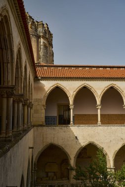 Tomar, Portekiz - 10 05 2022: Tomar 'ın eski templar kalesi, şehre tepeden bakan tarihi bir ortaçağ kalesi..