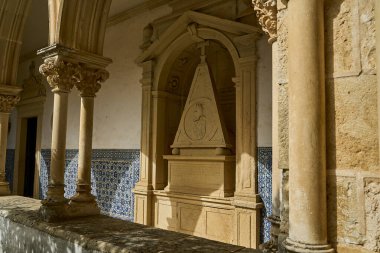 Tomar, Portekiz - 10 05 2022: Tomar 'ın eski templar kalesi, şehre tepeden bakan tarihi bir ortaçağ kalesi..