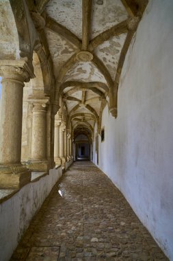 Tomar, Portekiz - 10 05 2022: Tomar 'ın eski templar kalesi, şehre tepeden bakan tarihi bir ortaçağ kalesi..