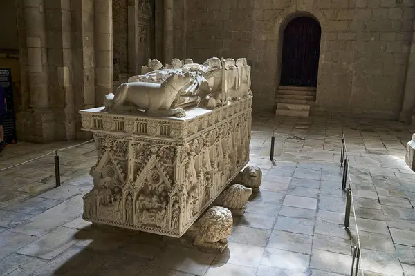 Alcobaca, Portekiz - 10 04 2022: Eski tarihi Katedral Mosteiro de Santa Maria de Alcobaca 'nın içi, Unesco dünya mirası, .