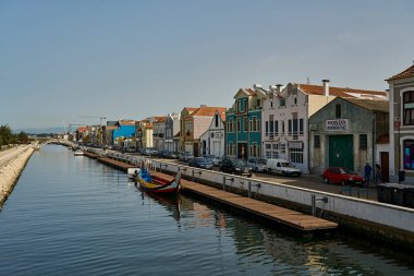 Aveiro, Portekiz - 10 23 2022: Portekiz, Aveiro kanalında geleneksel renkli tekneler. Aveiro 'da renkli Moliceiro tekne gezileri turistler arasında, büyüleyici kanalların keyfini çıkarmak için popülerdir..