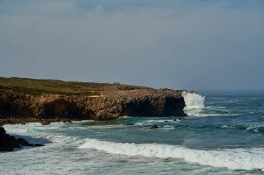 Praia Do Bordeira Plajı 'ndaki engebeli kayalıklar ve kumsallar Portekiz' in Algarve bölgesindeki Atlantik Okyanusu 'nun kayalık kıyı şeridi boyunca ünlü bir sörf noktası..