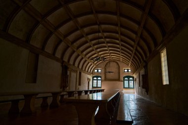 Tomar, Portekiz - 10 05 2022: Tomar 'ın eski templar kalesi, şehre tepeden bakan tarihi bir ortaçağ kalesi..