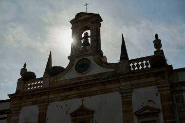 Faro, Portekiz - 10 11 2022: Faro şehir merkezi, Güney Portekiz 'deki Algarve' de popüler bir seyahat merkezi..