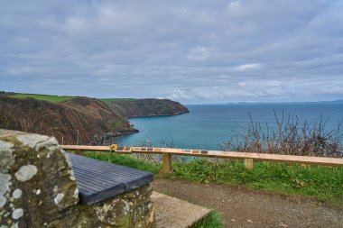 Atlantik Okyanusu kıyısındaki Galler 'de St. Brides Körfezi kıyısında küçük bir kasaba..