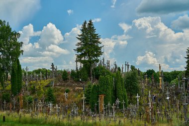 Haç Tepesi, Kryziu Kalnas, Hristiyan hac ve ibadeti yapılan ünlü bir yer Kuzey Litvanya, Doğu Avrupa.