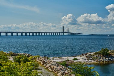 Danimarka 'daki Kopenhag ile İsveç' teki Malmö arasındaki Oeresund köprüsü, Avrupa 'nın Baltık Denizi üzerindeki en uzun köprülerinden biridir..