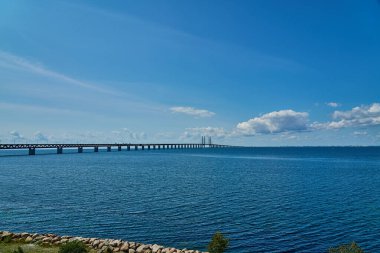 Danimarka 'daki Kopenhag ile İsveç' teki Malmö arasındaki Oeresund köprüsü, Avrupa 'nın Baltık Denizi üzerindeki en uzun köprülerinden biridir..