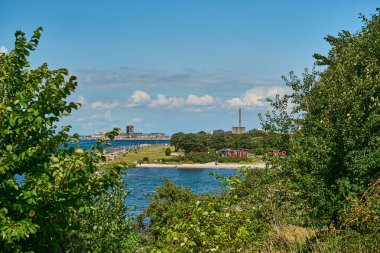 Danimarka 'daki Kopenhag ile İsveç' teki Malmö arasındaki Oeresund köprüsü yakınlarındaki binalar, Avrupa 'nın Baltık Denizi üzerindeki en uzun köprülerinden biri..