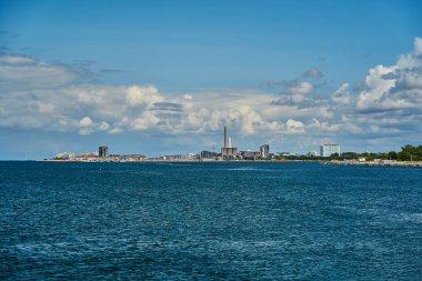 Danimarka 'daki Kopenhag ile İsveç' teki Malmö arasındaki Oeresund köprüsü yakınlarındaki binalar, Avrupa 'nın Baltık Denizi üzerindeki en uzun köprülerinden biri..