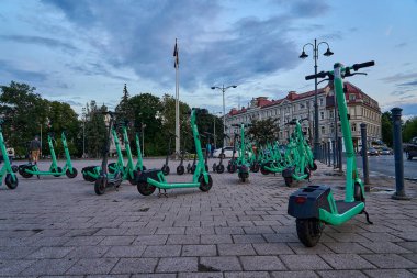 Litvanya 'nın popüler bir tatil beldesi olan Vilnius' un şehir merkezindeki tarihi eski kasabada elektrikli scooterlar..