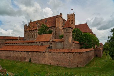 Malbork, Polonya - 06 27 2023: Polonya 'daki Nogat nehri boyunca Malbork' taki Tötonik Düzen Kalesi dünyanın en büyük tuğla binasıdır..