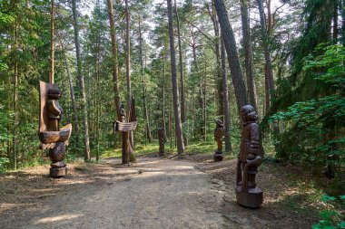 Juodkrante, Litvanya - 06: 30 2023: Cadılar Tepesi Juodkrante, Curonian Spit, Litvanya, Baltık devletleri, Avrupa yakınlarındaki bir açık hava heykel galerisidir..