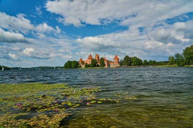 Trakai, Litvanya - 06 28 2023: Trakai Adası Şatosu, Litvanya 'nın en popüler turistik merkezlerinden biri, Galve Gölü' ndeki küçük bir adada yer alıyor..