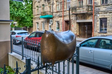 Vilnius, Litvanya - 06 28 2023: Uzupis 'te Çit Üzerinde Bronz Kedi Heykeli, Litvanya' da popüler bir seyahat beldesi.