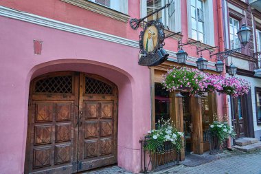 Vilnius, Litvanya - 06 28 2023: Litvanya 'da popüler bir seyahat merkezi olan Vilnius' un tarihi eski kasabası.