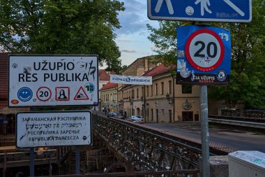 Vilnius, Litvanya - 06 28 2023: Litvanya 'da popüler bir seyahat merkezi olan Vilnius' un tarihi eski kasabası.