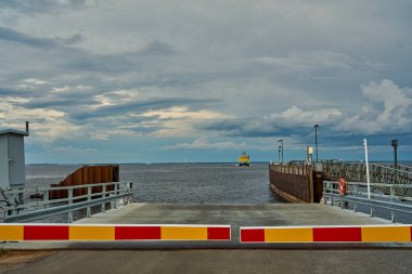 Baltık Denizi 'nden Finlandiya' daki Hailuoto 'ya giden küçük sarı feribot..