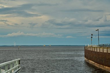 Baltık Denizi 'nden Finlandiya' daki Hailuoto 'ya giden küçük sarı feribot..