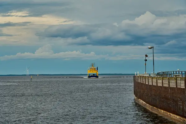 Baltık Denizi 'nden Finlandiya' daki Hailuoto 'ya giden küçük sarı feribot..