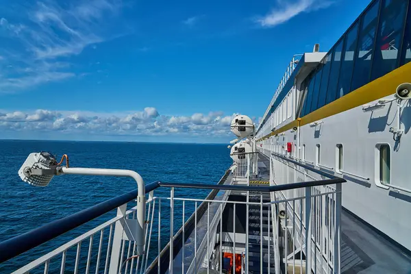 Güneşli bir günde Tallinn, Estonya 'dan Finlandiya' ya, Helsinki 'ye giden feribot..