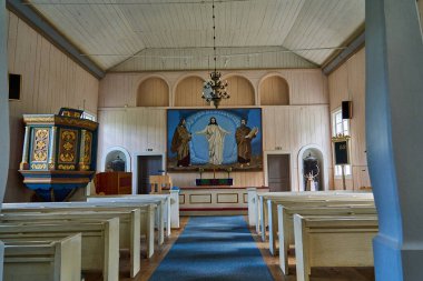 Ormandaki tipik İsveç ahşap kilisesi İskandinavya 'nın sık ormanlarındaki yüksek çam ağaçlarıyla çevrilidir..