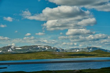 Kuzey Avrupa 'daki Vildmarksvagen, vahşi yol boyunca İsveç Laponya' daki tipik geniş fjel manzarası.